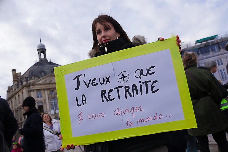 En creux, les manifestants contre la réforme des retraites rappellent aussi les revendications initiées par les « gilets jaunes» . Patrice Calatayu, Les Gilets Jaunes, Acte 62 Bordeaux, 2020.
