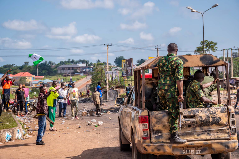 Des militaires face à des militants EndSars