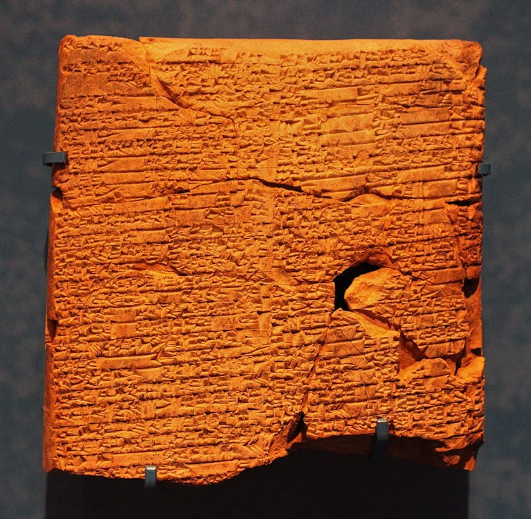 W Gilgameszu korzyści płynące z cywilizacji i urbanizacji są zestawione z ich kosztami, takimi jak zniszczenie środowiska. Na tej glinianej tabliczce wyryto część eposu o Gilgameszu.Zunkir/Wikimedia Commons, CC BY