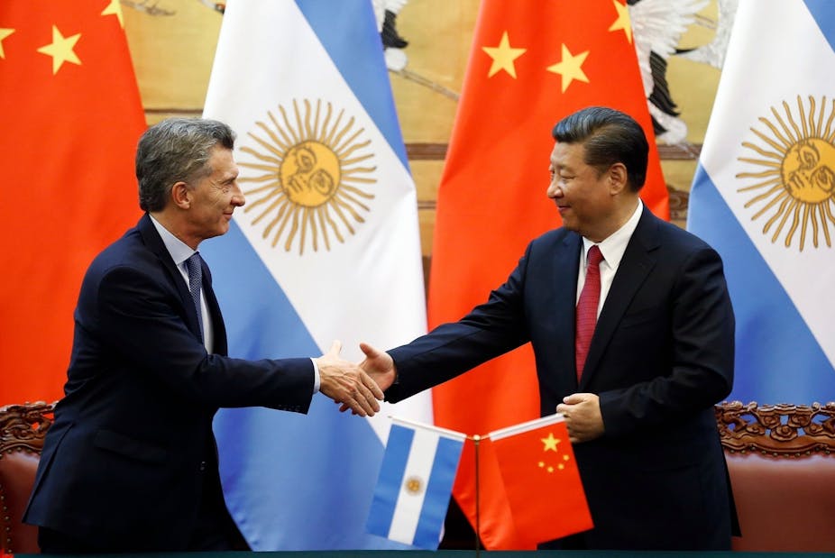 Les présidents argentin et chinois se serrent la main