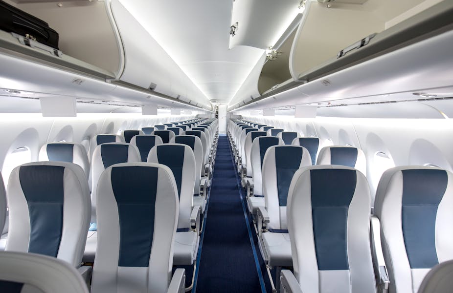 Vue intérieure d'un siège vide dans une cabine d'avion