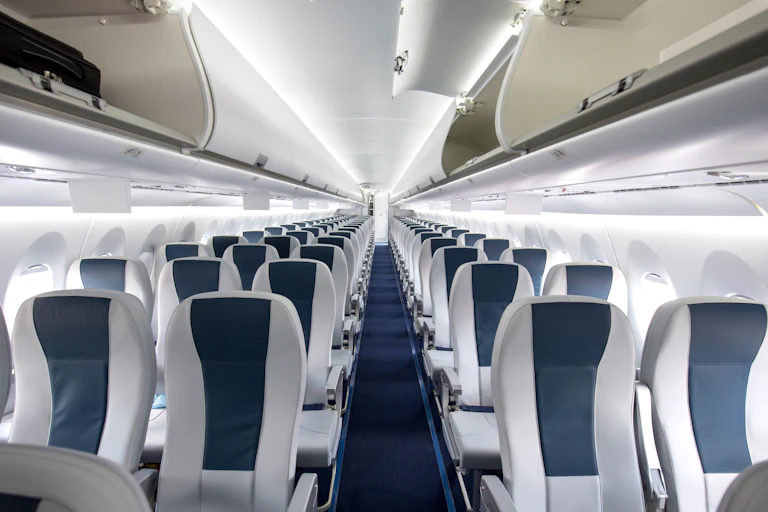 Vue intérieure d'un siège vide dans une cabine d'avion
