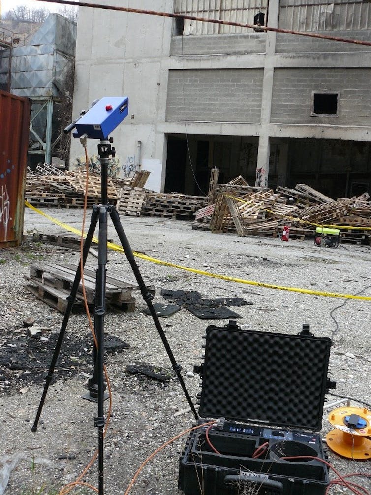 Télémètre d’alarme pointant vers un bâtiment instable pendant la conduite d’opération de secours par des équipes USAR.