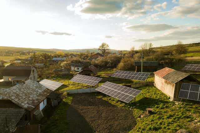 Vista aérea de paneles solares en un pueblo.