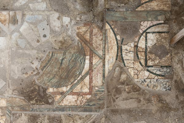Piso de mármore colorido geométrico ( opus sectile ) descoberto em uma das salas de jantar. S. Castellani , Autor fornecido