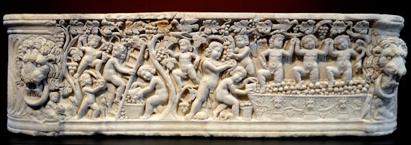 Sarcófago romano (cerca de 290 dC) ilustrando uma cena vintage com querubins colhendo uvas e pisando nelas em uma bacia para fazer vinho. Museu Getty Villa, Malibu. Wikimedia Commons