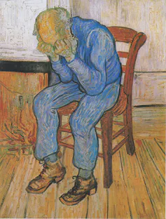 Une peinture d’un vieil homme en costume bleu assis sur une chaise en bois. Sa tête est entre ses mains, ce qui révèle au spectateur son crâne chauve