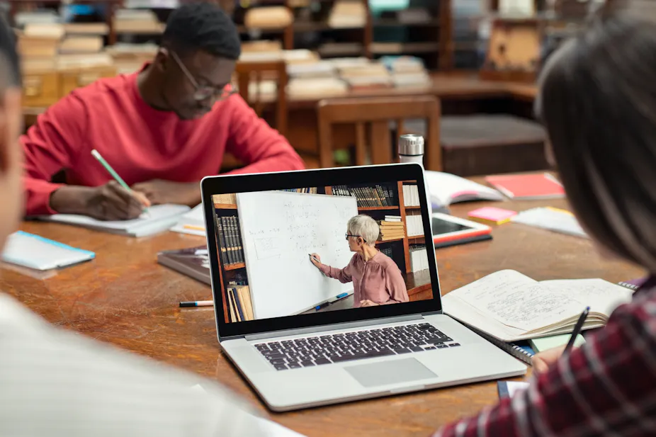 Lecturing Through On Line Online learning platforms aren’t enough – lecturers need the right ...
