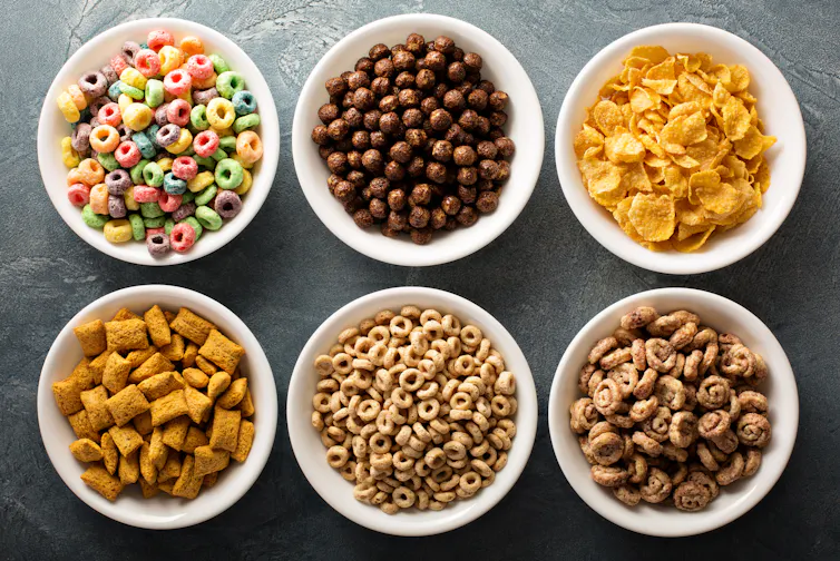 seis tazones blancos llenos de cereales diversos.