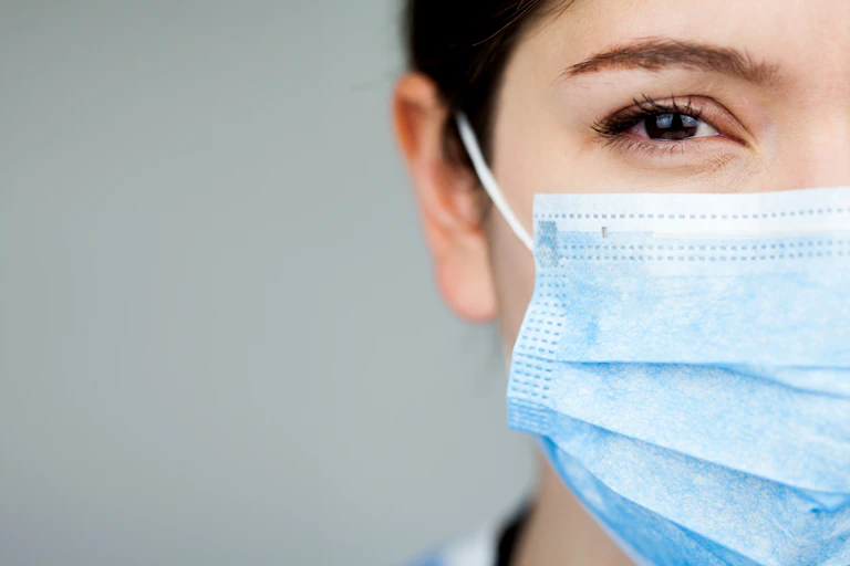 Femme portant un masque chirurgical