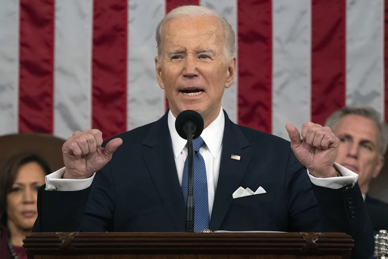 Joe Biden devant Kamala Harris et Kevin McCarthy.