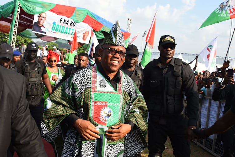 El candidato presidencial de Nigeria, Peter Obi, camina entre una multitud de simpatizantes