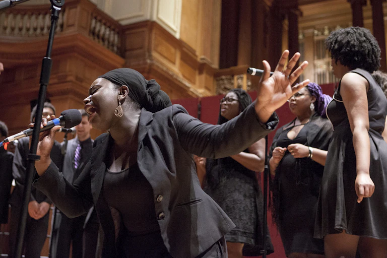 Des chanteurs dans une église