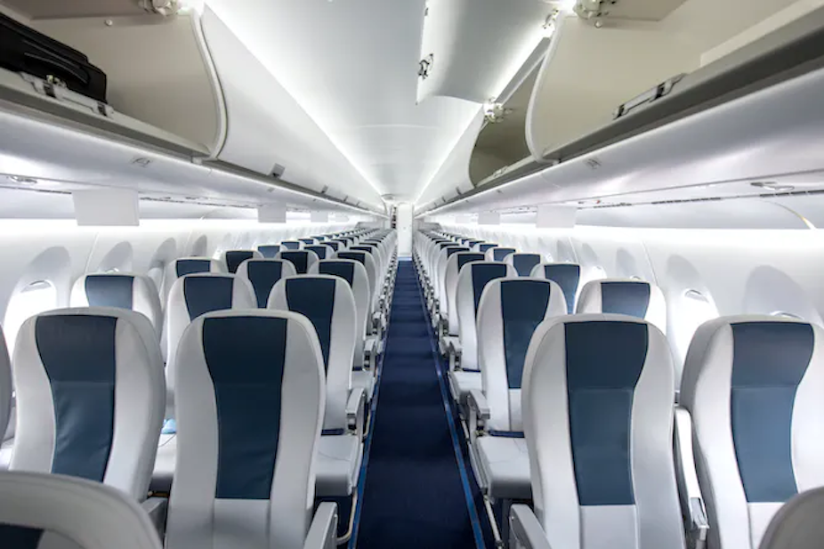 Tampilan dalam kursi kosong di kabin pesawat
