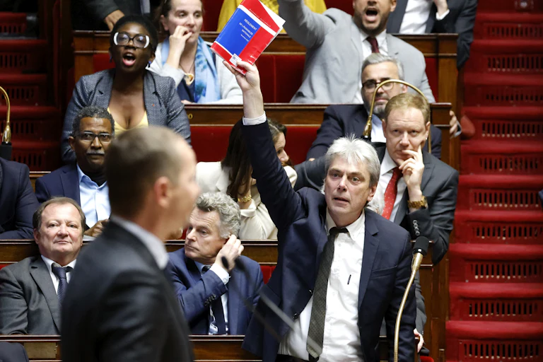 Le député 'Groupe Gauche democrate et republicaine' Sebastien Jumel demande une suspension de session durant des débats houleux autour du projet de loi sur la réforme des retraites, le 7 février 2023.