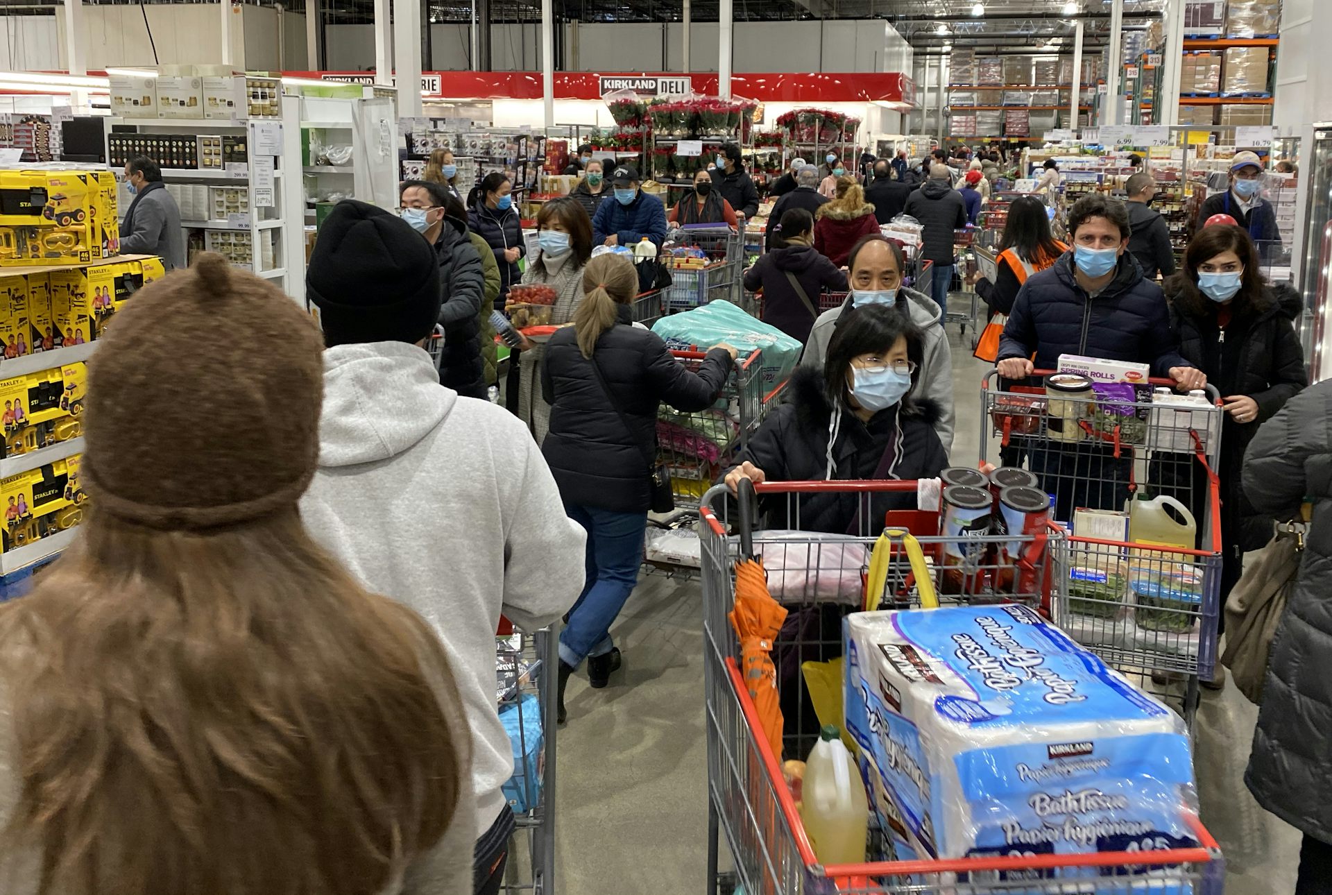 Des gens portant le masque en train de faire des courses dans un magasin