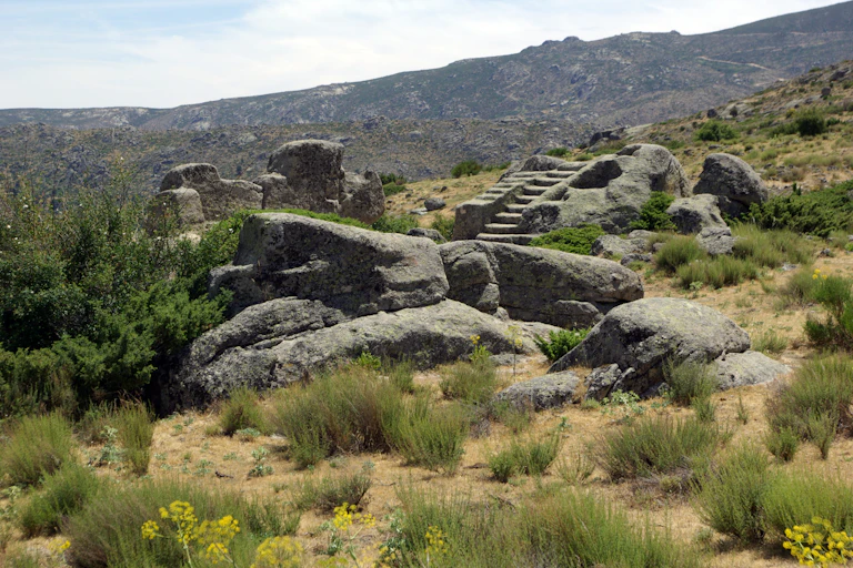 Construcciones derruidas en piedra en medio del monte.