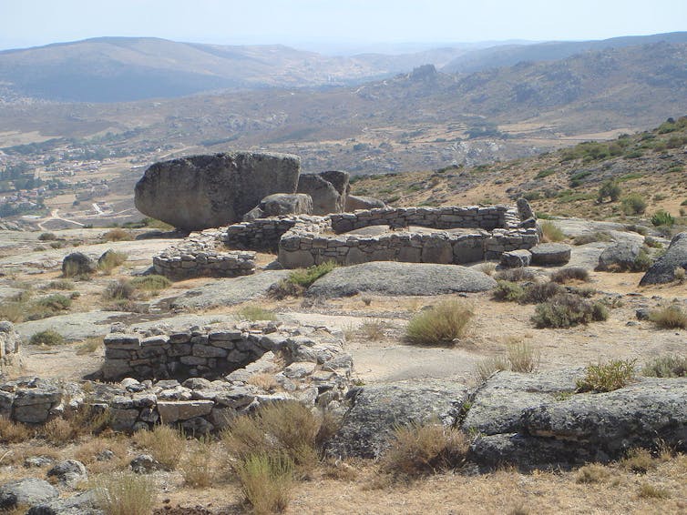 Restos en piedra de viviendas en un castro.