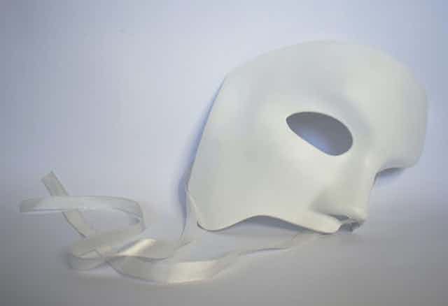 un demi masque de bal masqué sur fond blanc