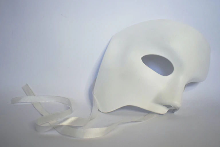un demi masque de bal masqué sur fond blanc