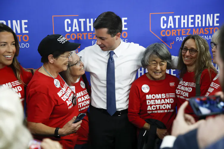 Pete Buttigieg dengan para pendukung dalam sebuah rapat umum politik.