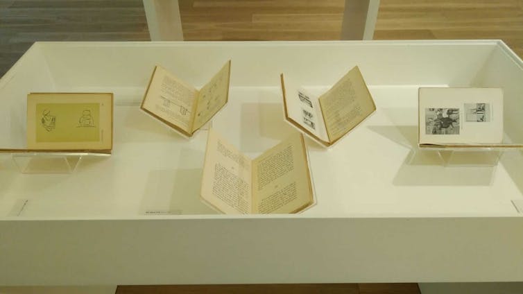 Una vitrina muestra diferentes ejemplares de Revista de Occidente.