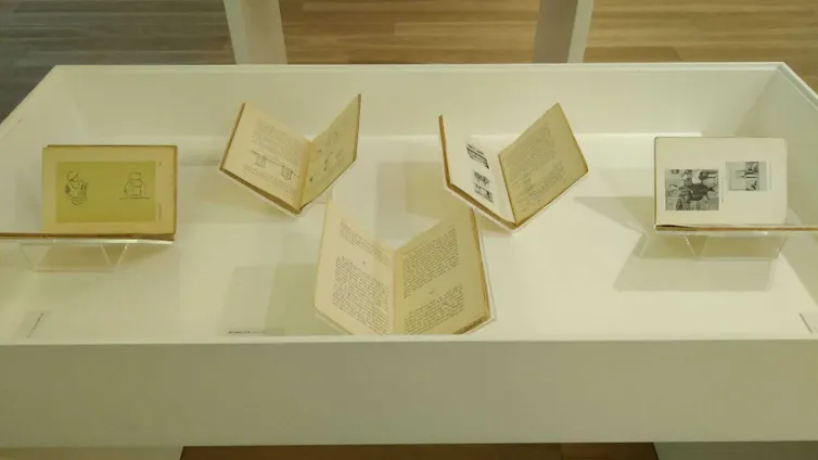 Una vitrina muestra diferentes ejemplares de Revista de Occidente.