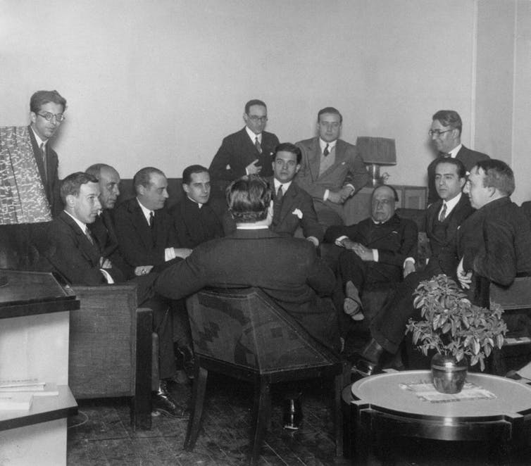 Fotografía de un grupo de hombres que charlan.