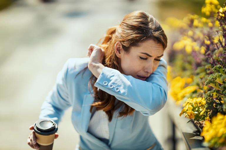 Photo d’une jeune femme en train de tousser