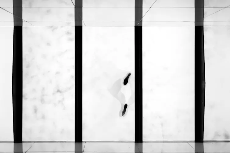 Vue d’en dessous de pas désincarnés (en noir et blanc)