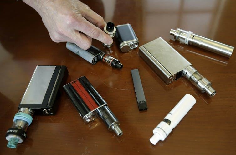 يعرض مدير المدرسة الثانوية أجهزة vaping التي تمت مصادرتها من الطلاب في أماكن مثل دورات المياه أو الممرات في المدرسة في ولاية ماساتشوستس