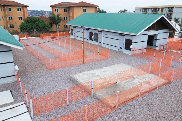 Photo d’une unité de traitement destinée à être utilisée comme centre de recherche, durant l’épidémie d’Ebola en Ouganda en 2022.