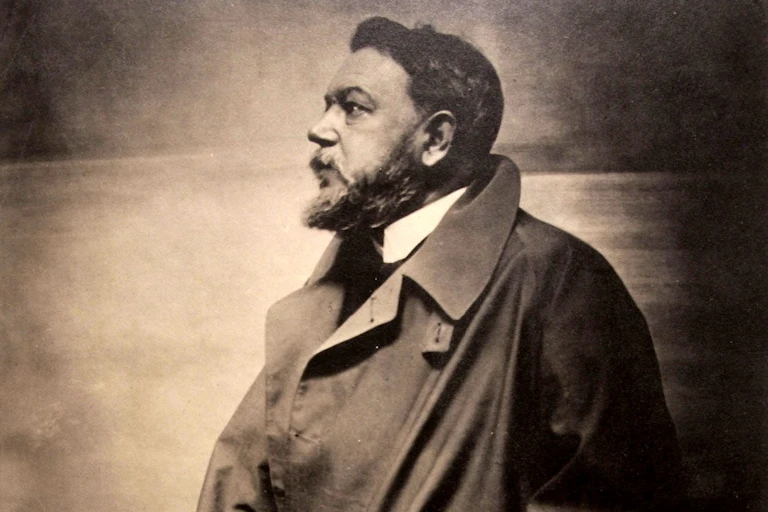 Una fotografía en blanco y negro muestra a Sorolla con barba y de perfil.