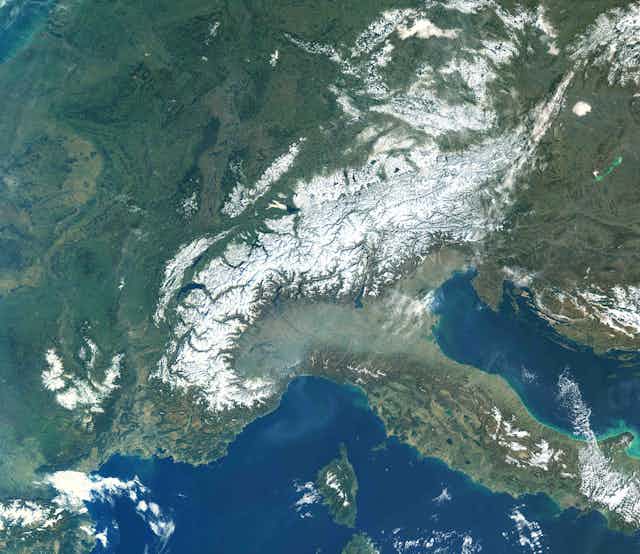 photo satellite des alpes