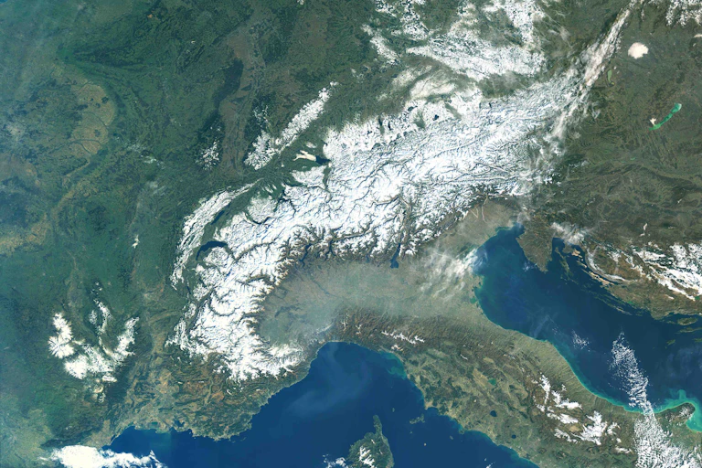 photo satellite des alpes