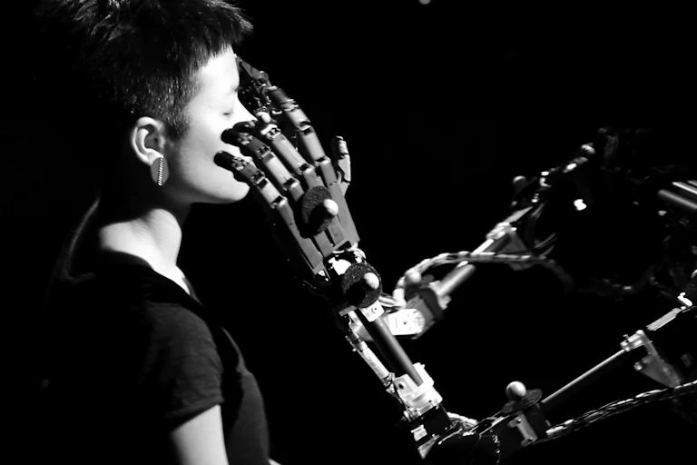 Un robot explore le visage d'un humain avec ses doigts