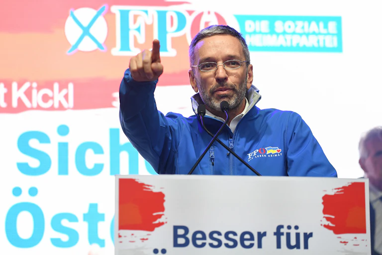 Un homme politique derrière son pupitre
