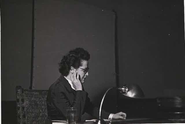 Carmen Conde en los estudios de Radio Nacional de España en 1948. 