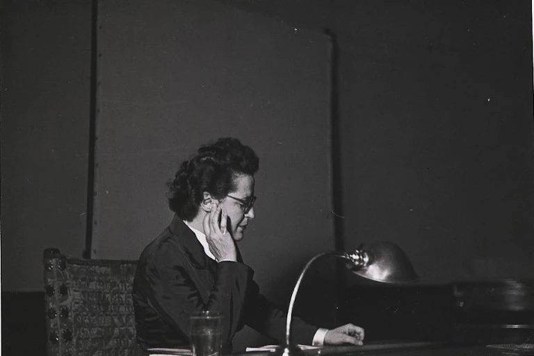 Carmen Conde en los estudios de Radio Nacional de España en 1948.
