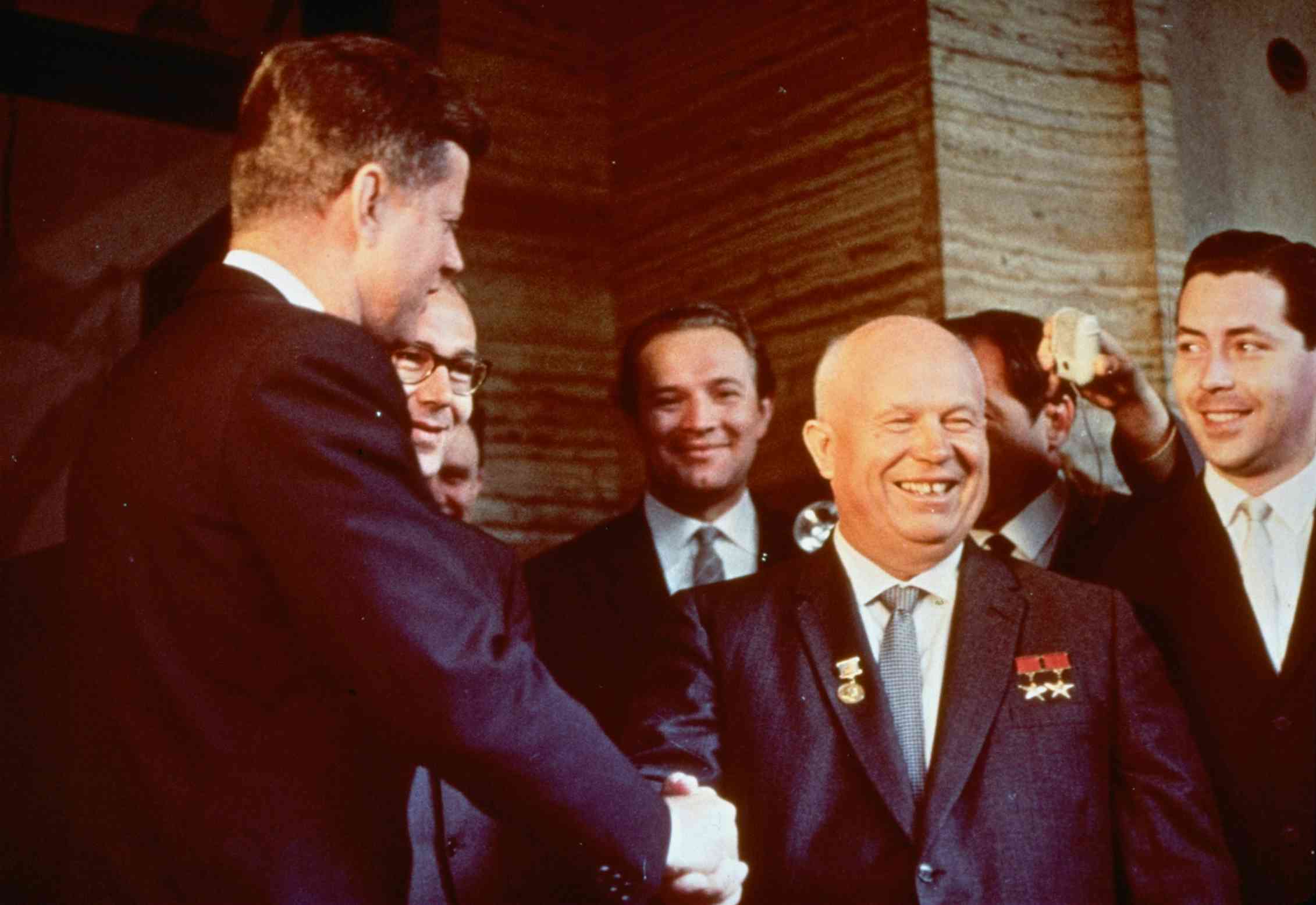 Кеннеди переговоры. Хрущев и Кеннеди. Джон Кеннеди и Хрущев. Переговоры Хрущева и Кеннеди. Встреча Кеннеди и Хрущёва в Вене.