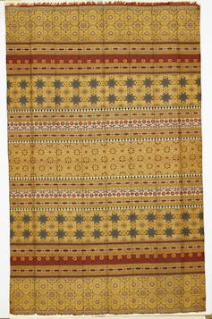 شال حرير أصفر بنمط أحمر وأخضر.