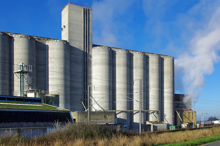 Silos cylindriques à Saint-Romain-sur-Cher (Loir-et-Cher)