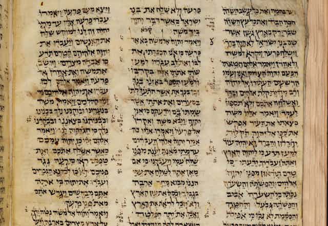 Folio de una biblia hebrea escirta a tres columnas.