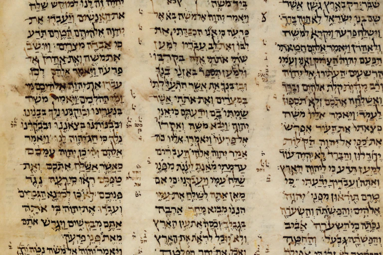 Folio de una biblia hebrea escirta a tres columnas.