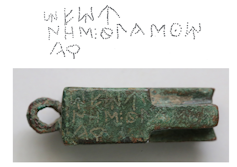 Imagen de una pieza con una inscripción.