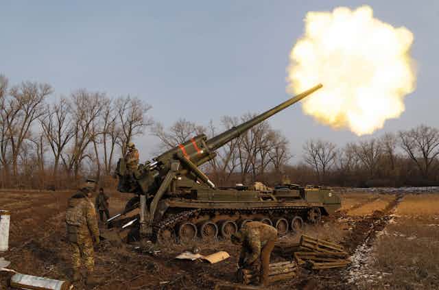 Soldados ucranianos disparan contra objetivos enemigos.