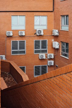 Aparatos de aire acondicionado en la fachada de un edificio.