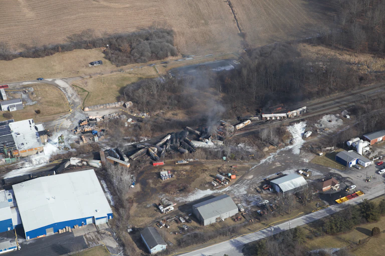 Vue aérienne du train de marchandises de la compagnie Norfolk Southern après son déraillement