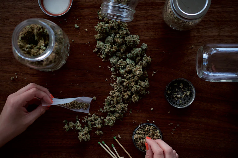 Joint de cannabis en train d'être roulé