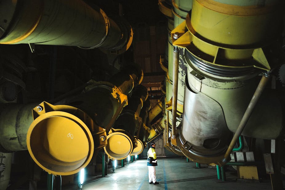 Un employé évoluant dans les installations pour l’enrichissement de l’uranium à la centrale nucléaire du Tricastin dans la Drôme  